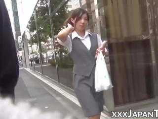 Nhật bản phụ nữ trong cao giày cao gót là một vấn đề của sharking