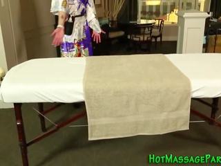 Marvellous aziatisch masseuse zuigt