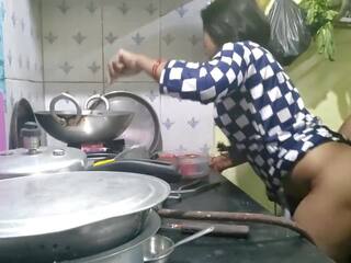 Indian cumnata cooking în bucatarie și frate în drept. | xhamster